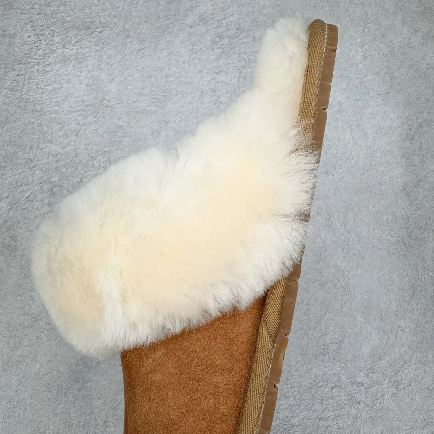Pick up locally 💰 440 UGG slippers 2550 Star thin-soled autumn and winter sheep fur integrated snow boots. All shoes are made from the same factory as ZP. Longfeng A-grade Australian imported sheep fur integrated brand OEM production line. Fully follow the ZP process. OEM original pattern maker. Adhering to the principle of no original shoes and no development selection. Pay attention to every detail. The most authentic version on the market TREADLITE "Light Wing" technology outsole Lightweight/durable/flexible/pile size: 35 36 37 38 39 40 Coding: by2936040